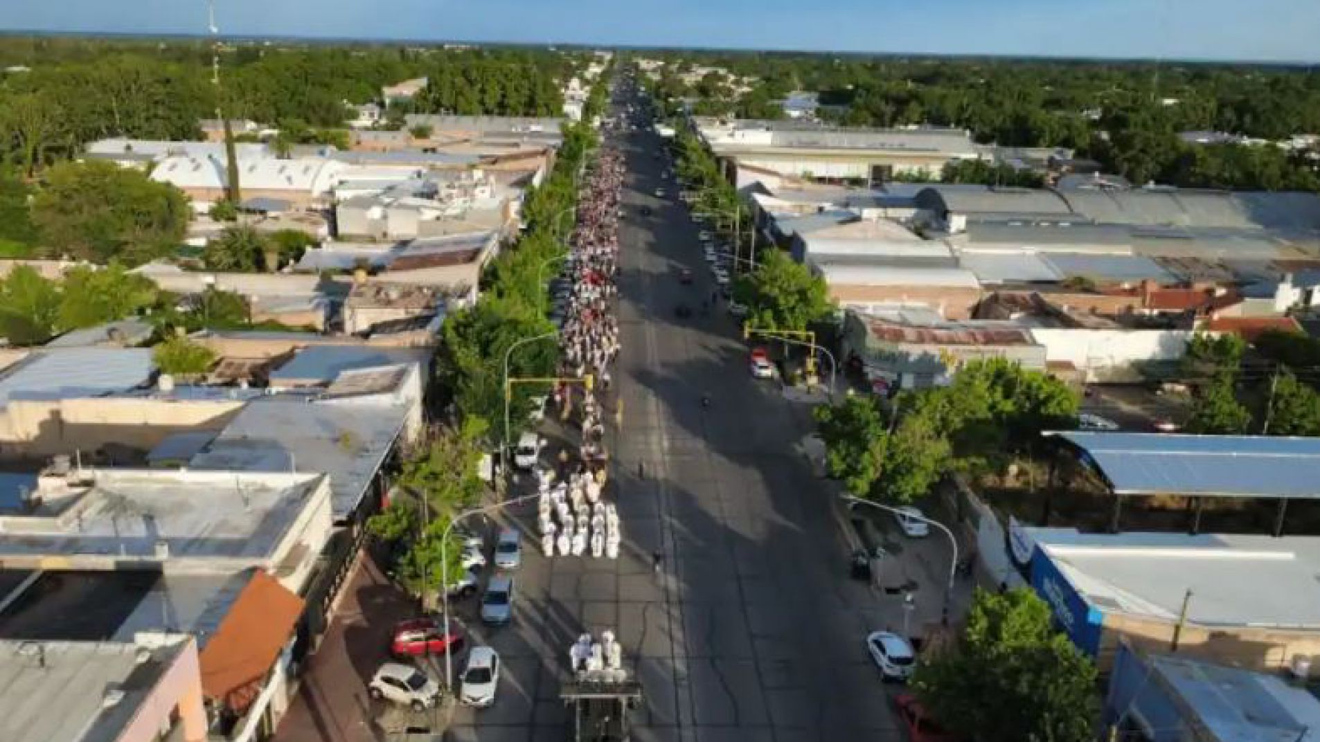 La procesión se desarrolló por avenidas Mitre e Hipólito Yrigoyen (Foto Pastoral de las Comunicaciones).